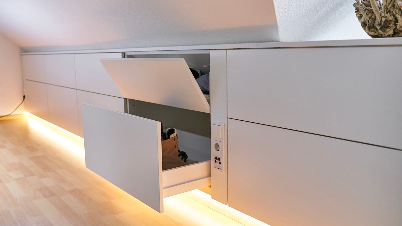 Edles Sideboard unter Dachschräge für Schuhe