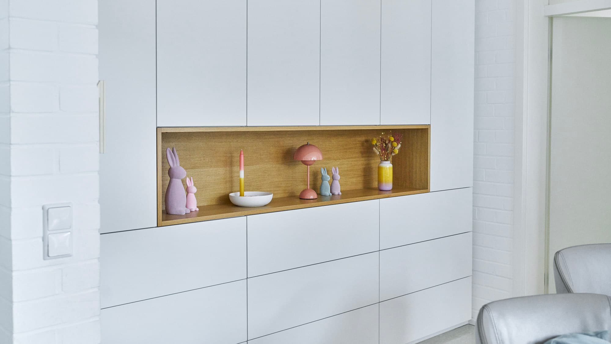 Wandschrank mit Eichenholz Highlight