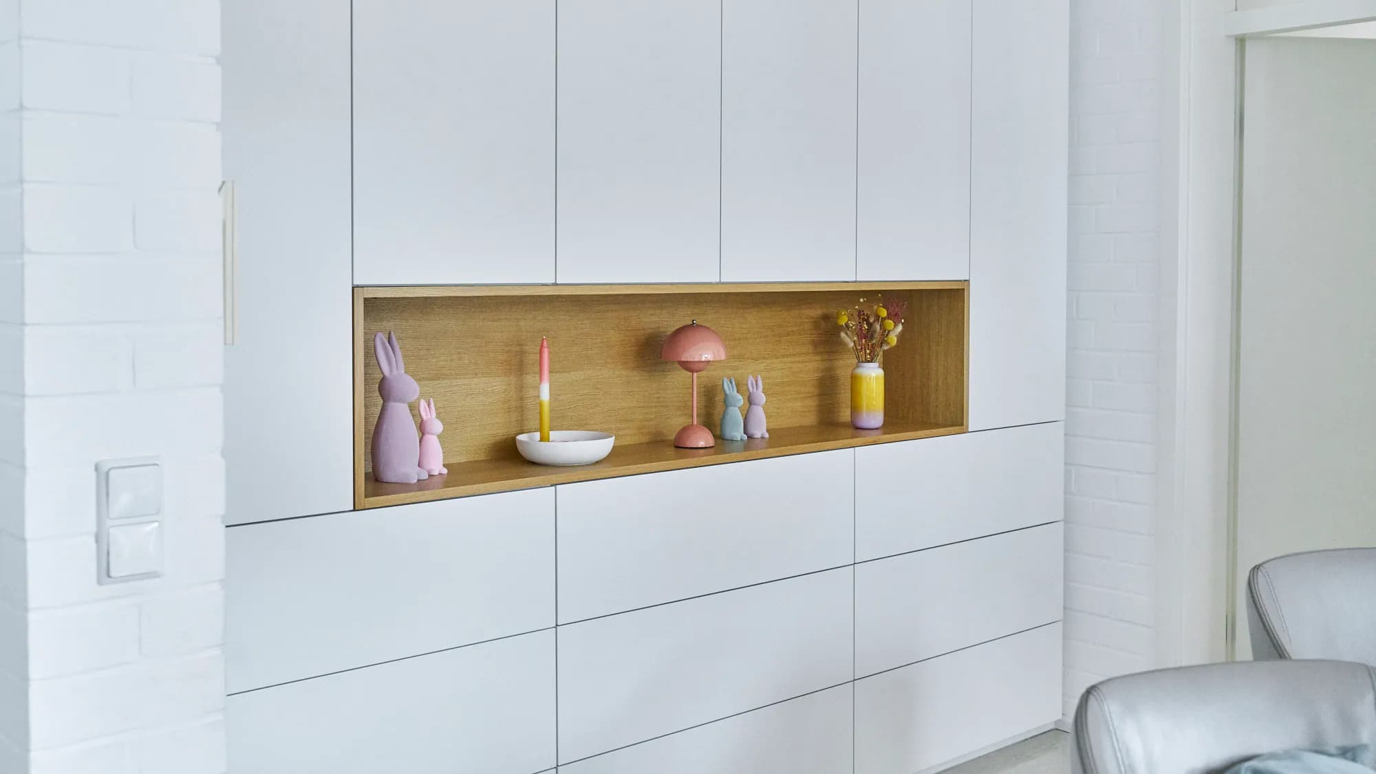 Wandschrank mit Eichenholz Highlight
