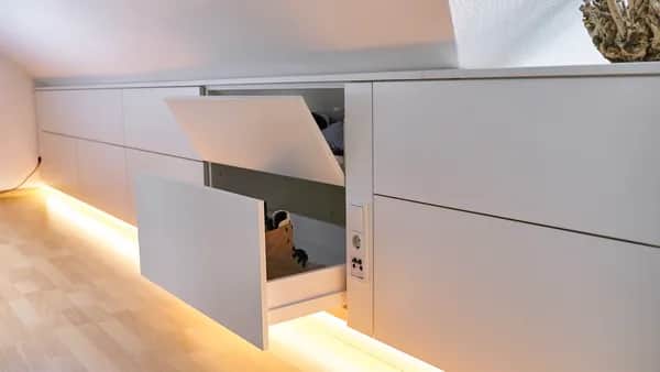 Edles Sideboard unter Dachschräge für Schuhe